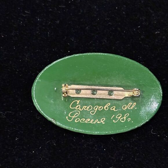 Vintage Russian Wooden Floral Hand-Painted Green Brooch Signed - Picture 2 of 2